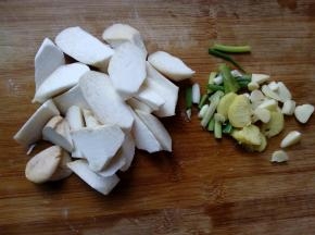 杏鲍菇切滚刀块式片状，葱姜蒜切片。