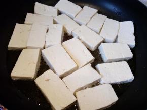 锅内倒油，慢慢放入豆腐，不要叠放。