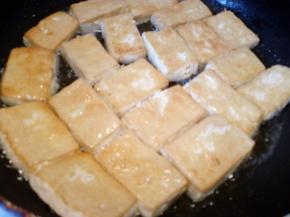 面全部煎黄后，翻面再煎到金黄。