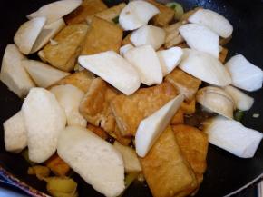 放入切好的杏鲍菇。