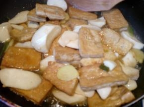 翻拌约均匀，焖煮3分钟，可以加入其它喜欢的调料，喜欢鲜的加一点鸡精。