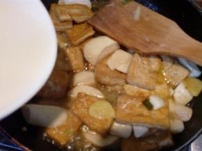 取5克生粉加水搅匀，倒入锅中，勾一层薄芡，收一收汤汁。