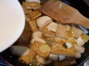 取5克生粉加水搅匀，倒入锅中，勾一层薄芡，收一收汤汁。