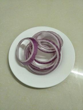 把洋葱中间的部分切成圈。