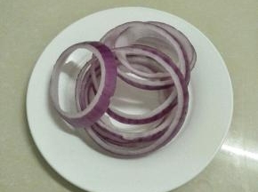 把洋葱中间的部分切成圈。