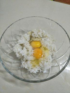 剩米饭中加入盐，胡椒粉，鸡蛋拌匀。
