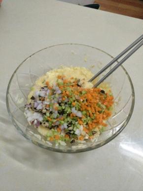 再加入切成末的芹菜，香菇，洋葱，胡萝卜。