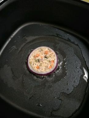 把拌匀的杂蔬米饭填入