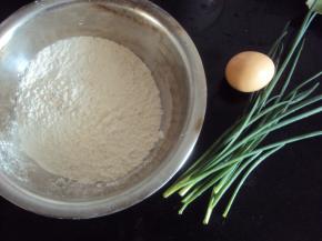 准备食材：面粉、鸡蛋、小葱