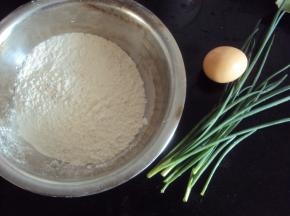 准备食材：面粉、鸡蛋、小葱