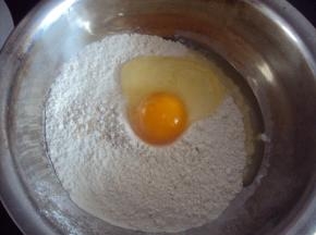 将鸡蛋打入面粉中