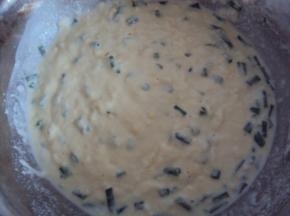 加水、葱花、精盐、蘑菇精搅拌成面糊