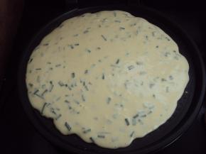 饼铛预热，将面糊倒入