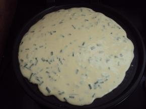 饼铛预热，将面糊倒入