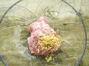 把猪肉、姜未放入碗中，加入料酒和盐拌匀。