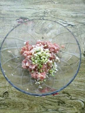 再加入葱末拌匀，备用。