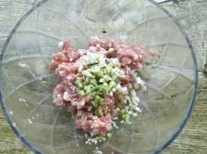 再加入葱末拌匀，备用。