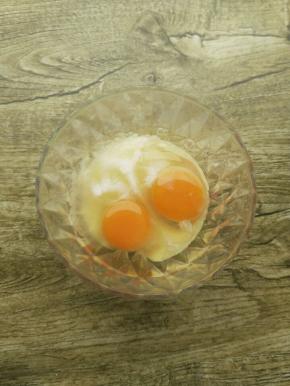 把鸡蛋、水淀粉放入碗中打匀。