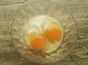 把鸡蛋、水淀粉放入碗中打匀。