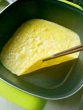 倒入抹油的锅中，小火煎至成型。