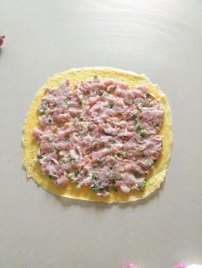 取出，放上拌匀的肉馅。