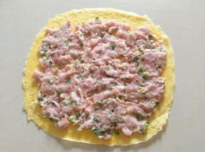 取出，放上拌匀的肉馅。