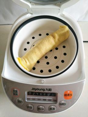 放入已开的锅中，蒸个十分钟。