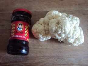准备原料：菜花、老干妈辣酱