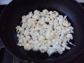 烧沸水将菜花焯烫