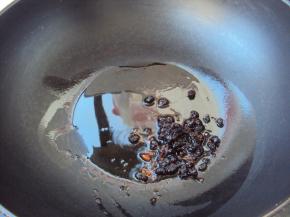 锅内放油，5成热放入老干妈辣酱翻炒