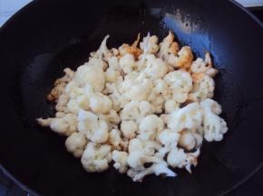 放入菜花，翻炒，添少许清水