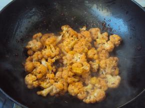 翻炒均匀，辣酱有咸度，依个人口味放适量的盐