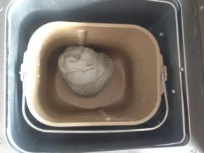和好的面团留在面包机内，发酵40分钟