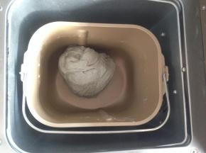 和好的面团留在面包机内，发酵40分钟