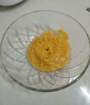 把红薯去皮，放入锅中蒸熟。趁热取出加入白糖搅拌成泥。