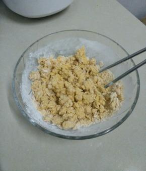 再加入面粉和糯米粉用筷子挑成絮状，