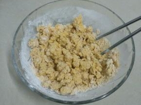 再加入面粉和糯米粉用筷子挑成絮状，