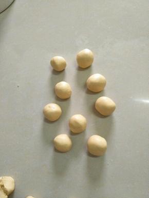 分成自己想要的大小，搓圆。