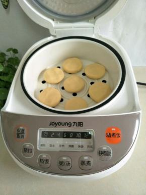 放入已开的锅中，蒸个十分钟。
