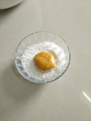 取出来，两面粘上一层椰蓉。