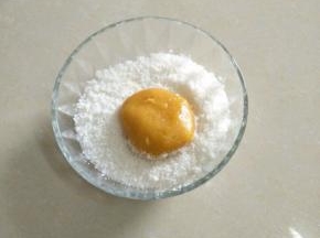 取出来，两面粘上一层椰蓉。