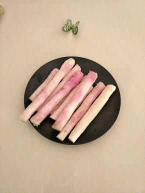 山药洗净蒸熟，后去皮(真熟山药，摸过之后不会手痒)。