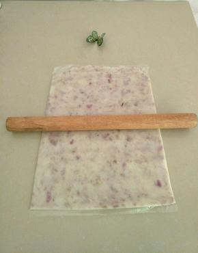 放到袋中，用擀面杖压成泥。