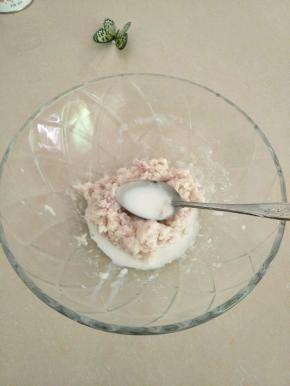 再加入纯牛奶拌匀