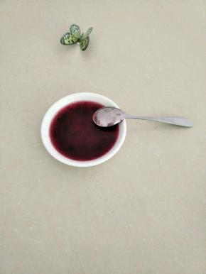 再把蓝莓酱加一比一的清水拌匀。