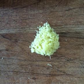 将生姜去皮，切成细末