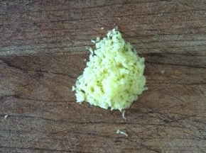 将生姜去皮，切成细末