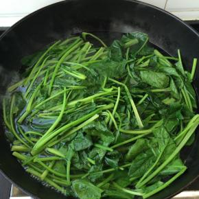 菠菜从中切开，入沸水中断生