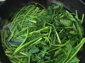 菠菜从中切开，入沸水中断生