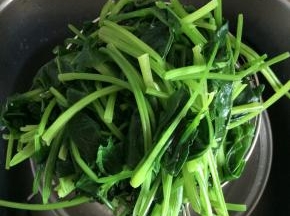 再捞出沥去水分